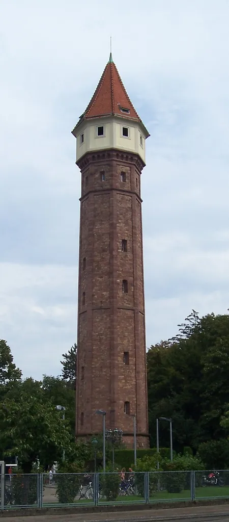 Wasserturm des Großherzoglichen Hof-Wasserwerks in Karlsruhe. Erbaut 1866 (Buntsandstein, ursprüngliche Höhe 33 m); erhöht 1904 mit weiterem Wasserbehälter.