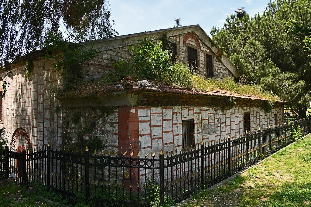 Church building in park near the Golden Horn. It is on the spot of several predecessors. The current church was rebuilt with the help of Ahilleas Elisabet Komnenos family .
