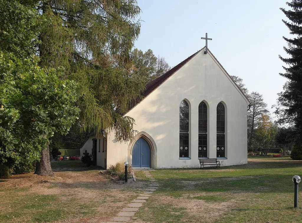 18.10.2018 01833 Helmsdorf (Stolpen), Wesenitzstraße (GMP: 51.039459,14.052942): Die St.-Katharinen-Kirche in Oberhelmsdorf wurde 1473 zum ersten Mal urkundlich erwähnt. Das heutige Gebäude ist ein Neubau nach dem Brand von 1969. Sicht von Westen. [SAM8281.JPG]20181018210DR.JPG(c)Blobelt