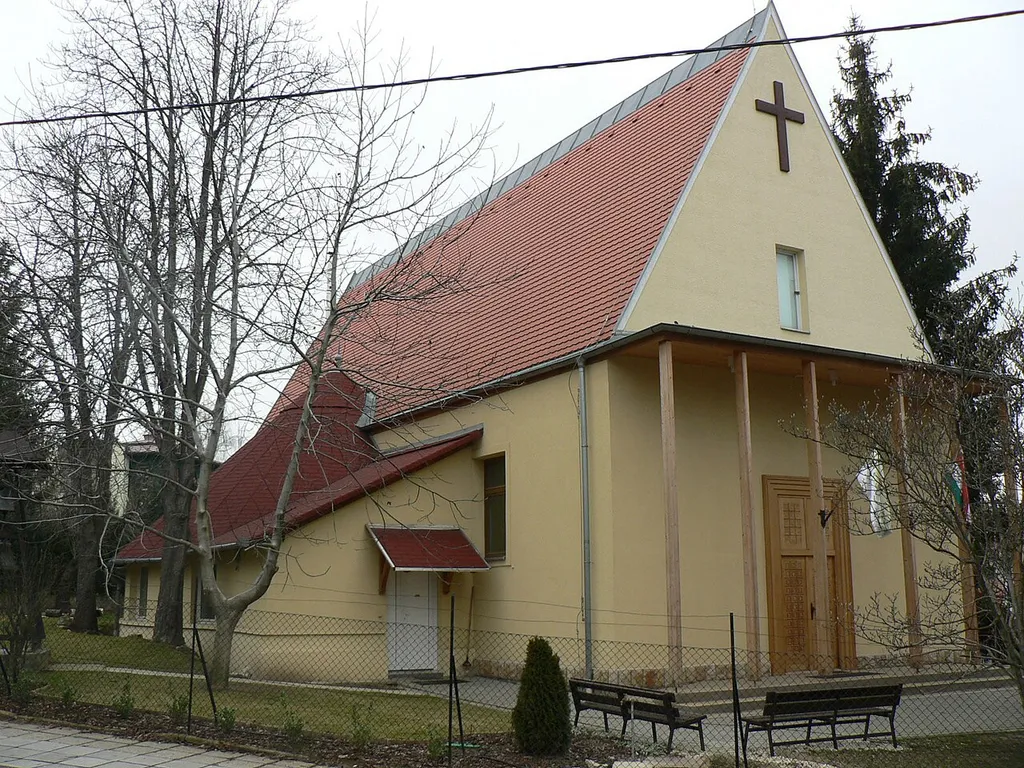 A széphalmi templom a Petőfi utca felől