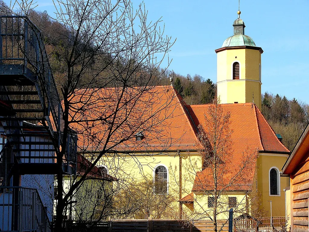 Katholische Pfarrkirche St. Mariä Namen; Saalbau mit Walmdach, eingezogenem Chor und Chorflankenturm, 1926-27, von Otto Schulz; mit Barockausstattung.