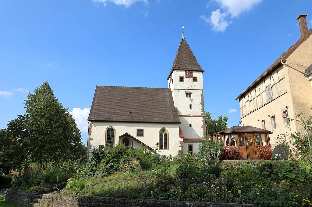 Die denkmalgeschützte Evangelische Pfarrkirche im Niederstettener Ortsteil Adolzhausen.