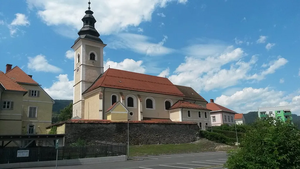 Kath. Pfarrkirche hl. Peter und Paul in Kindberg/Österreich. Davor die ebenfalls geschützte Kirchhofmauer.