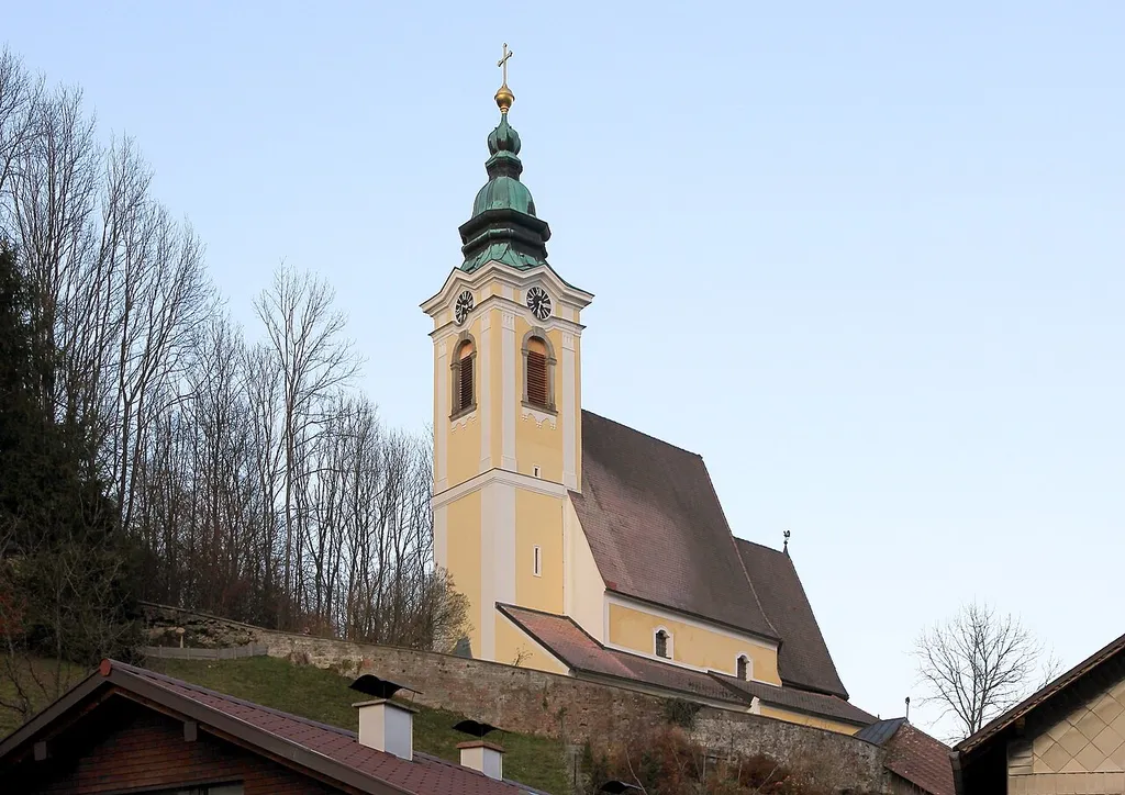 Die denkmalgeschützte katholische Filialkirche hl. Martin in der oberösterreichischen Stadt Attnang-Puchheim.