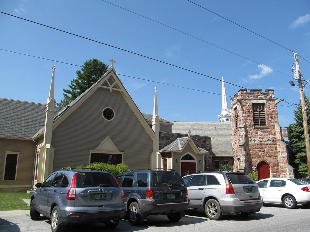 Holy Trinity Church, Swanton, Vermont. The parish hall on the left is listed on the National Register. This is an image of a place or building that is listed on the National Register of Historic Places in the United States of America. Its reference number is 01000221 (Wikidata).