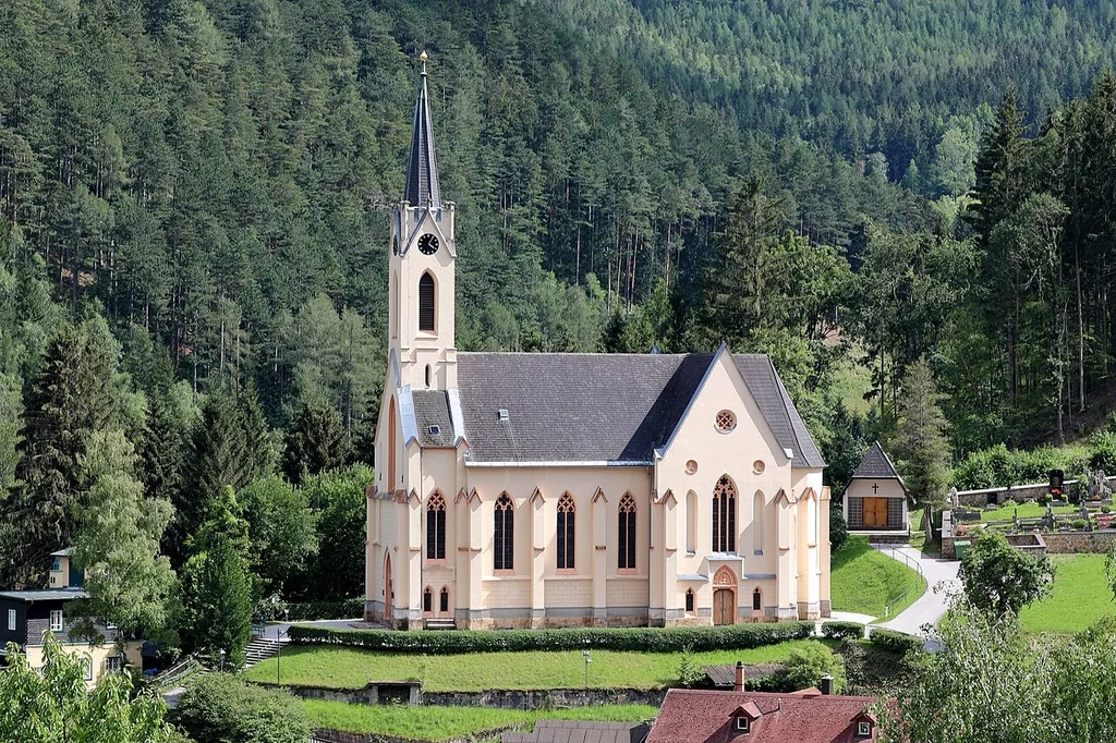 Nordansicht der röm.-kath. Pfarrkirche Pauli Bekehrung in Prein an der Rax, ein Dorf in der niederösterreichischen Marktgemeinde Reichenau an der Rax. Der einschiffige, neugotische Bau mit angedeutetem Querschiff sowie einem rd. 40 m hohen Ostturm wurde ab 1861 nach Plänen von Josef Fiedler errichtet und 1866 geweiht.
