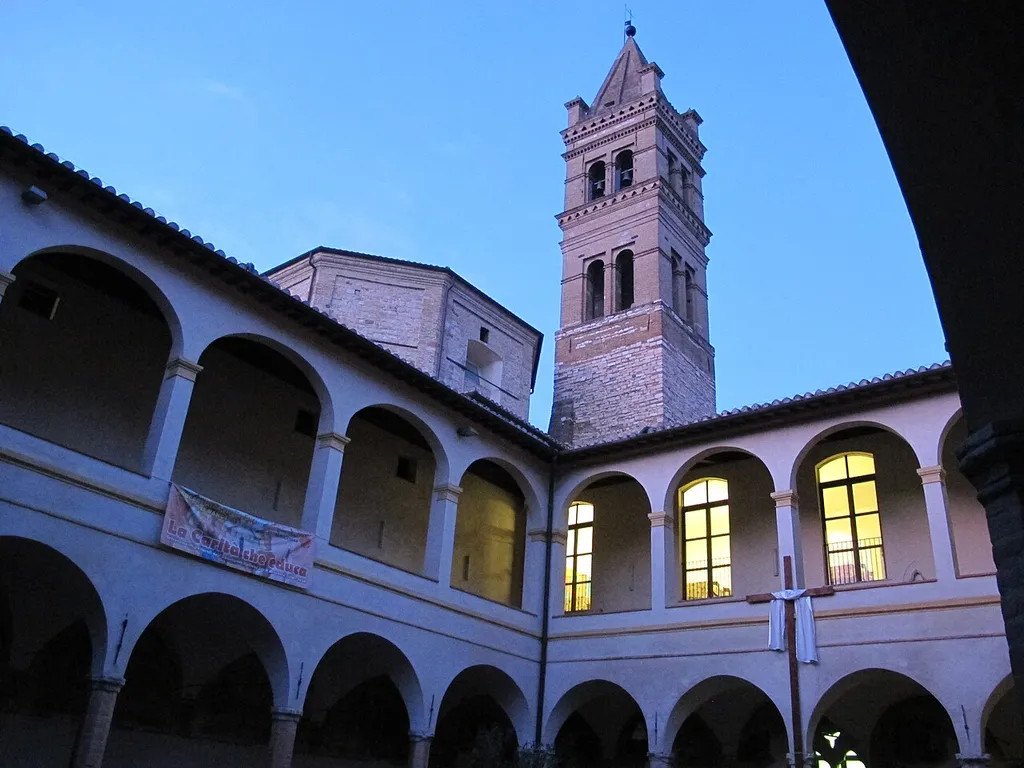 Foligno, san giacomo, chiostro