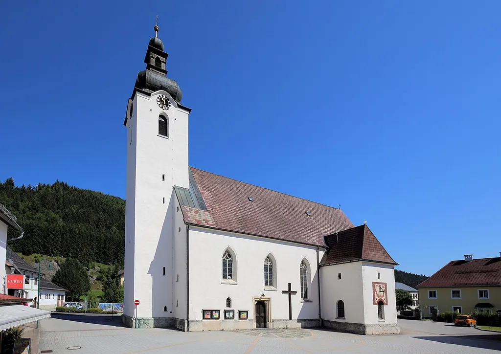 Südwestansicht der katholischen Pfarrkirche Hl. Drei Könige in der niederösterreichischen Marktgemeinde Lunz am See.Eine spätgotische, zweischiffige Hallenkirche mit durchlaufendem Doppelchor sowie einem vorgestellten Westturm und einem Sakristeianbau im Süden.