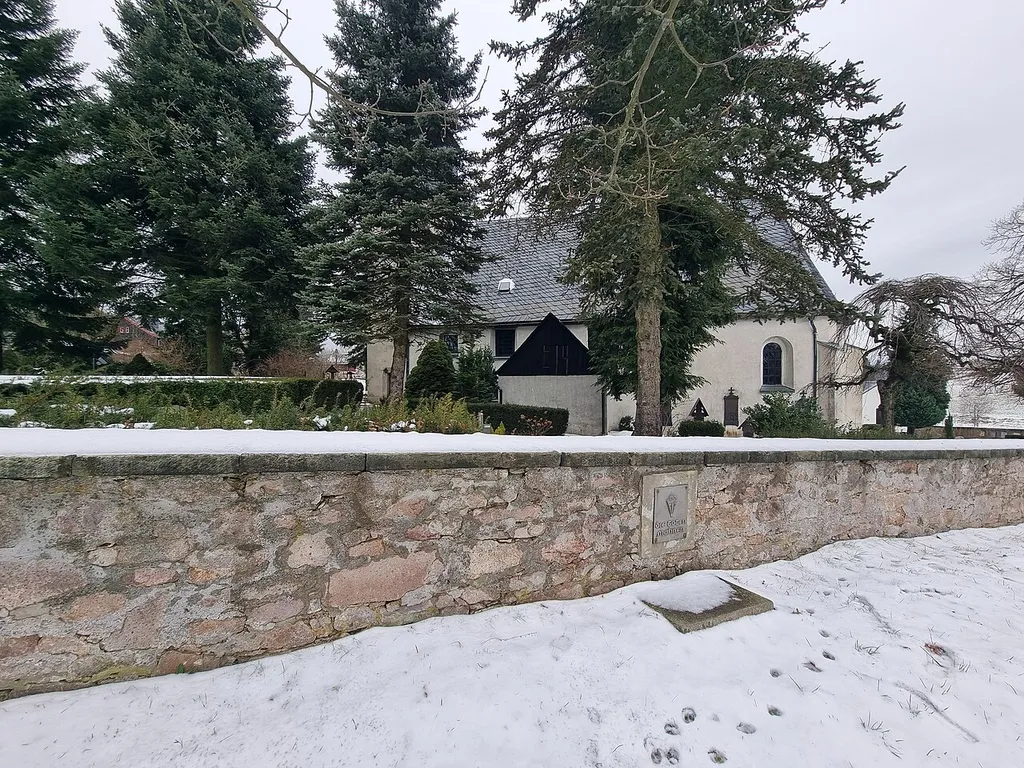 Kirche mit Kirchhof und Einfriedung, außen daran OdF-Denkmal