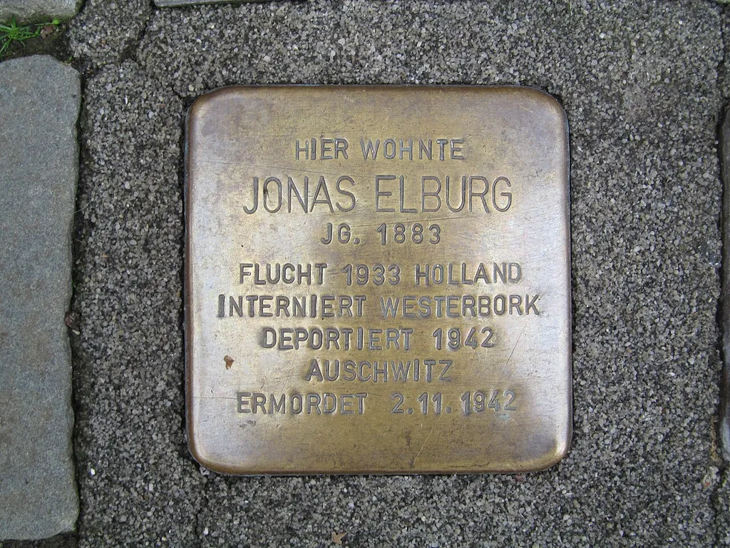 der Stolperstein für Jonas Elburg vor dem Haus Johannesstraße 7 in Bad Hersfeld