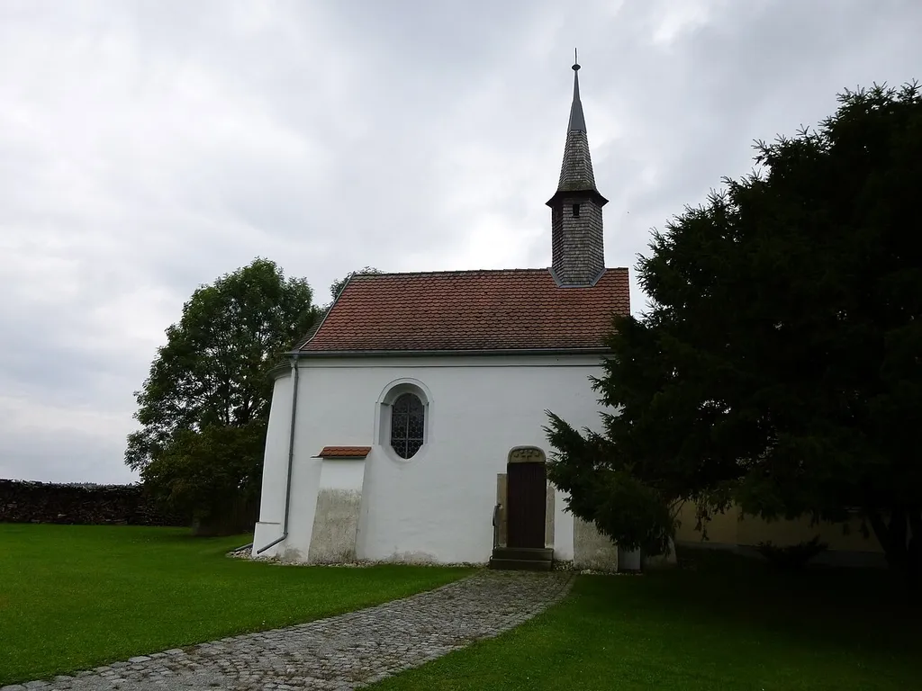 Die kleine Kirche St. Thomas von Canterbury am Sophienhof bei Irlbach im Landkreis Straubing-Bogen. Eine romanische Anlage aus dem 12. Jahrhundert.