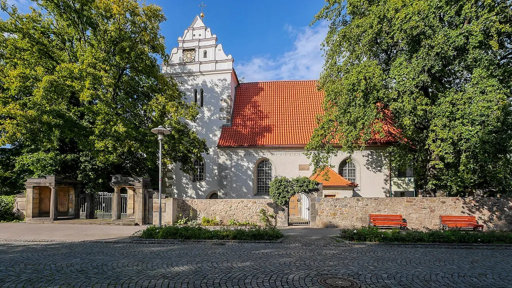 Coswig Ravensburger Platz Einzeldenkmale der Sachgesamtheit Alte Kirche Coswig: Kirche (einschließlich Ausstattung), dazu Kriegerdenkmal am Kirchhof, einige Grabsteine und Einfriedung (siehe Sachgesamtheitsliste IX