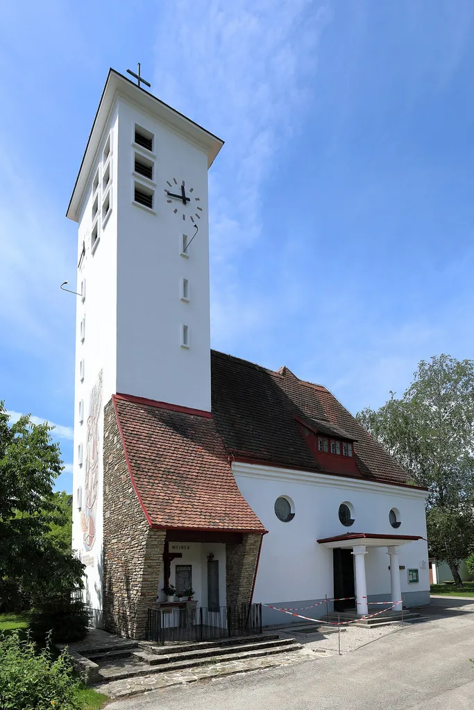 Ostansicht der röm.-kath. Pfarrkirche hl. Lorenz in der niederösterreichischen Marktgemeinde Gablitz.1928 als Kriegergedächniskirche unter Einbeziehung des barocken Vorgängerbaues von 1642 (quer gelagerte Vorhalle) errichtet. 1963 erfolgte der Zubau des Kirchturmes und die Errichtung des Kriegermahnmales an dessen Nordostseite.