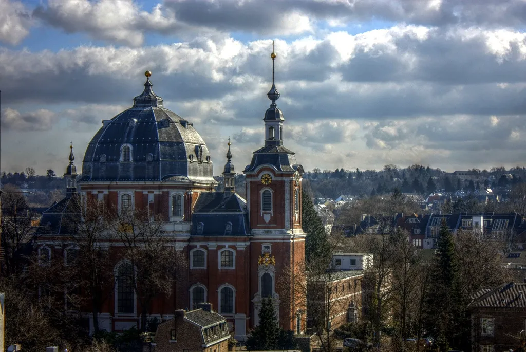 Same church, different day. Qtpfsgui 1.8.12 tonemapping parameters: Operator: Mantiuk Parameters: Contrast Mapping factor: 0.09 Saturation Factor: 1.512 PreGamma: 0.667