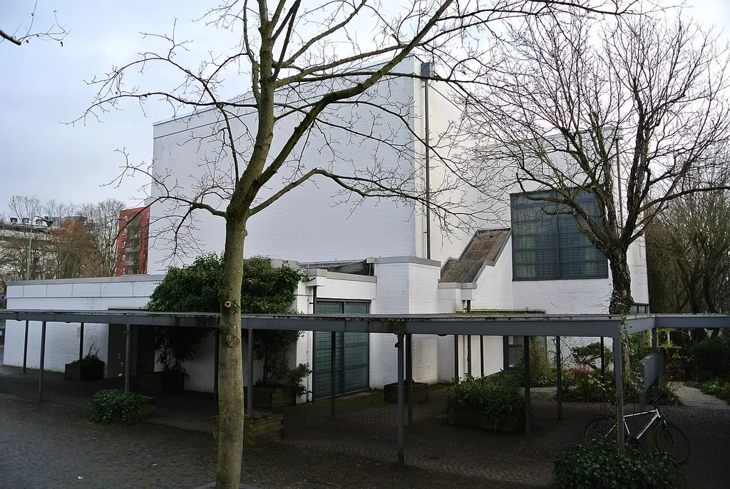 Cantate-Domino-Kirche in der Frankfurter Nordweststadt von den Architekten Walter Schwagenscheidt und Tassilo Sittmann 1963 bis 1966 errichtet, von Südewesten