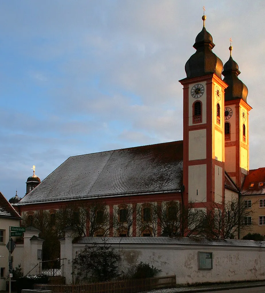 Klosterkirche Au am Inn (Landkreis Mühldorf am Inn, Oberbayern). Nordseite der barocken Doppelturm-Kirche.
