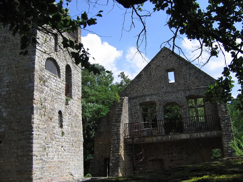 Front view of the "Prümerburg" Castle ruin at Prümzurlay/Germany. On the left the pentagonal keep, on the right the remains of the former "Pallas" living-building.