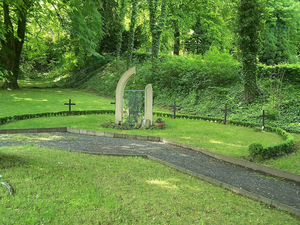 Friedhof Creuzburg, westlicher Zugang. Mahnmal für die Kriegsopfer bzw. Kriegerdenkmal
