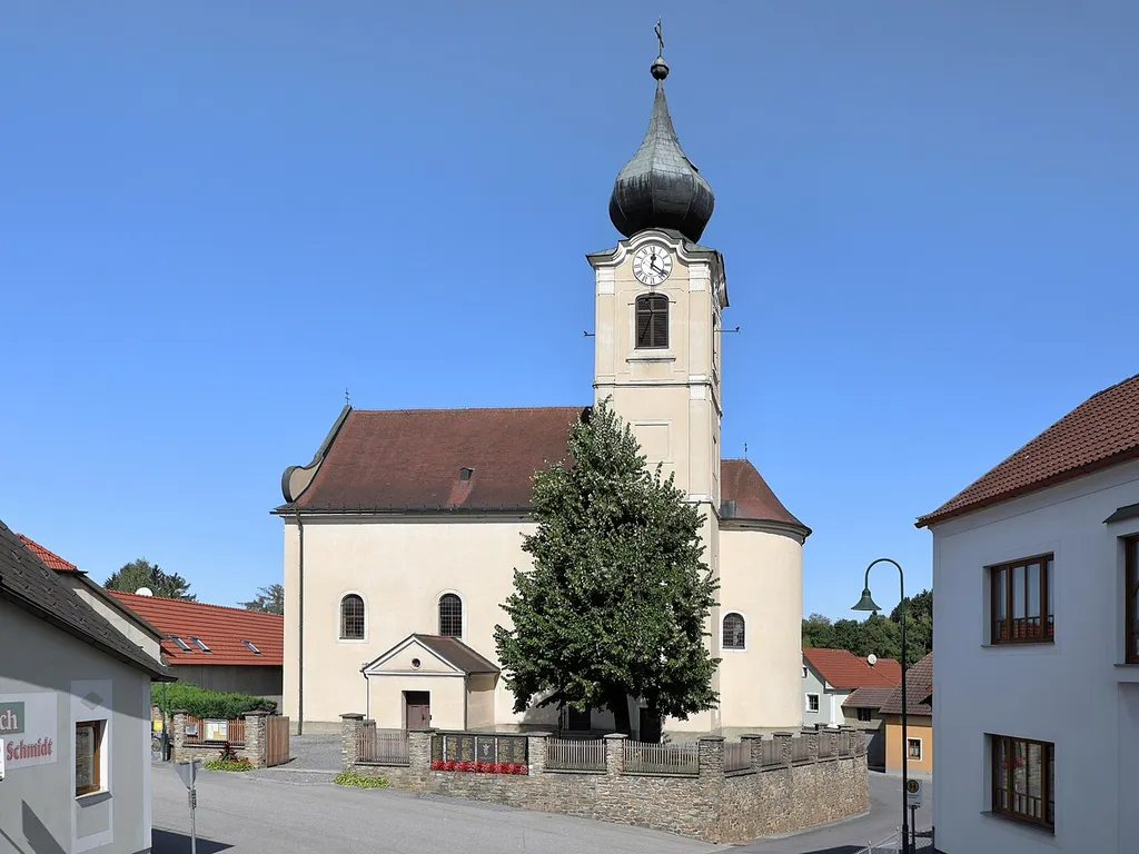 Die röm.-kath. Pfarrkirche hll. Philippus und Jakobus in Niedergrünbach, eine Ortschaft in der niederösterreichischen Marktgemeinde Rastenfeld. Sie wurde 1739 am östlichen Ortsrand errichtet.