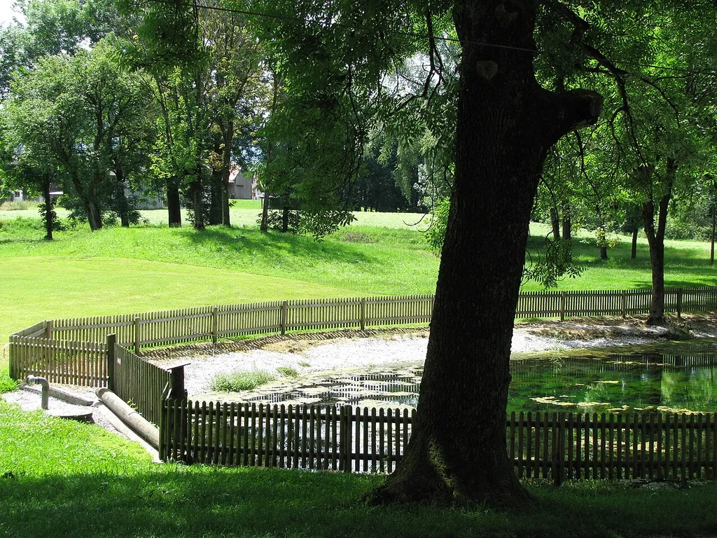 Stelle einer verschwundenen Wasserburg in Sindelsdorf