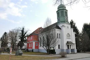 Evang. Pfarrkirche A.B. mit Pfarrhaus
