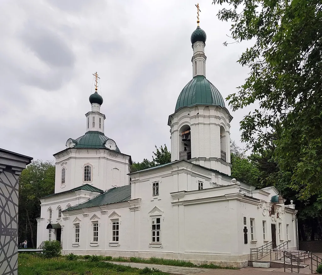 Церковь Петра и Павла на бывшем городском кладбище: улица Горького, 141А (парк им. Кулибина), Нижний Новгород, Нижегородская область