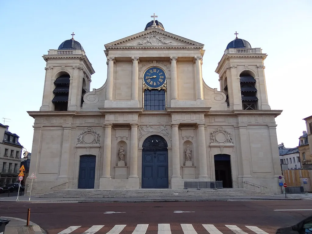 Vue de la façade principale de l'église Notre-Dame de Versailles dans les Yvelines.