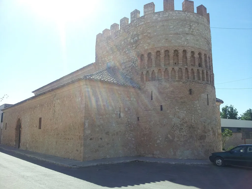 Iglesia de Arenas de San Juan, Monumento Histórico Nacional, fue primero Torre de observación romana al lado de la vía romana hacia Tarragona, después mezquita y posteriormente Iglesia