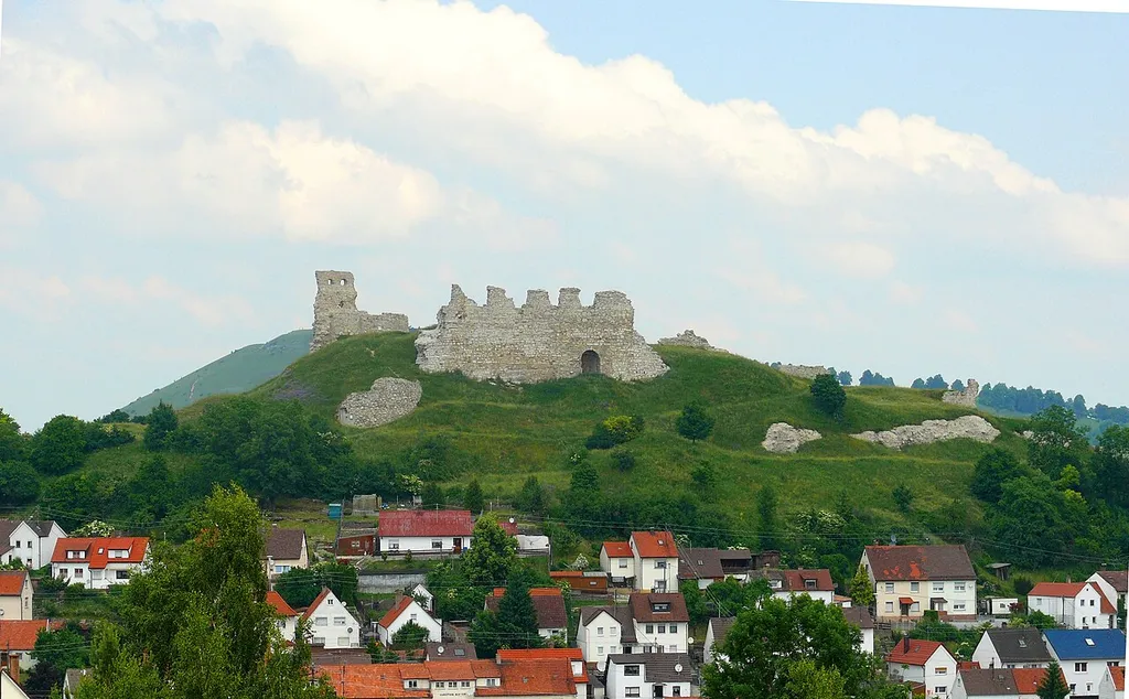Blick von Süden zur Ruine Flochberg