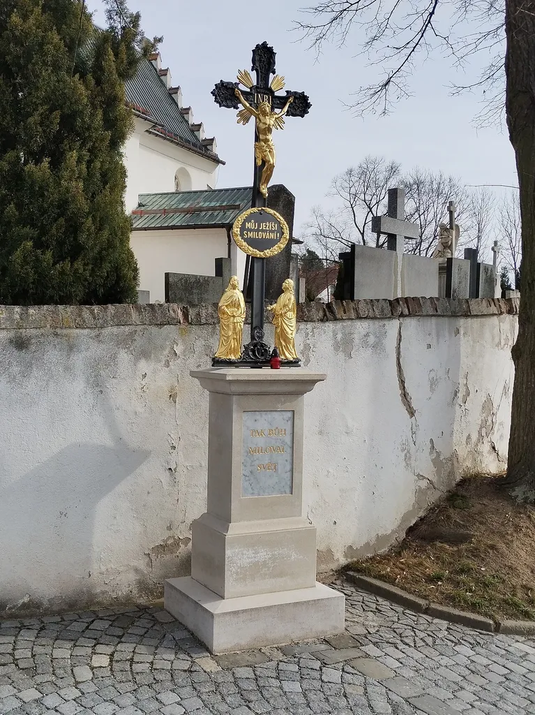 Kříž u kostela v Lelekovicích