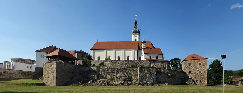 Die Stadtpfarrkirche Mariä Himmelfahrt befindet sich in der Stadt Bad Kötzting im Bayerischen Wald. Sie ist mit einer Wehranlage mit äußerer Ringmauer, Graben und innerem Befestigungsring umgeben. Die Kirche, die 1179 in einer Papsturkunde erwähnt wurde, wurde 1737/38 erweitert, Chor und Turm 1766/69 neu errichtet.