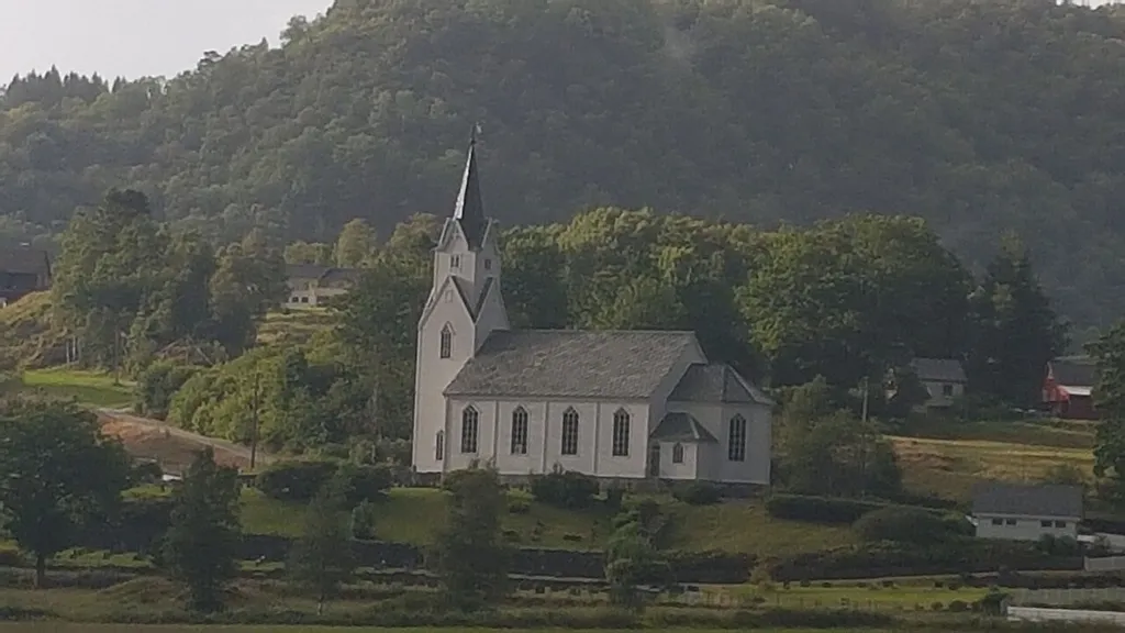 Uggdal kirke. Foto: Roger Grimelid. Fra Riksantikvarens Kulturminnesøk.