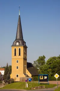 Kirche (mit Ausstattung), Kirchhof, Einfriedung des Kirchhofs, Denkmal für die Gefallenen des 1. Weltkrieges, Gedenkstein »Ehre den Opfern Mai 1945« sowie Grabmal oder Denkmal (Obelisk vermutlich für Zacharias Wittig) Alte Hauptstraße 13