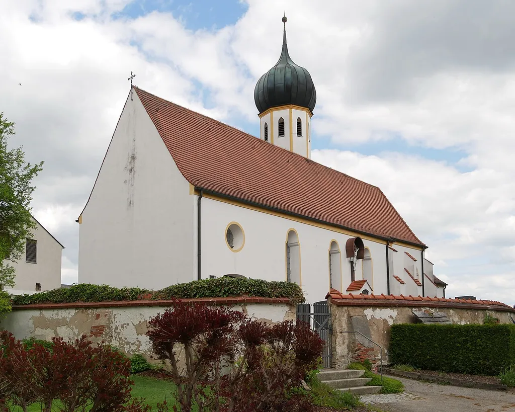 Glonn im Landkreis Dachau, Glonntalstr.50r: Katholische Filialkirche St. Emmeram mit kleinem Friedhof. Ansicht von SW