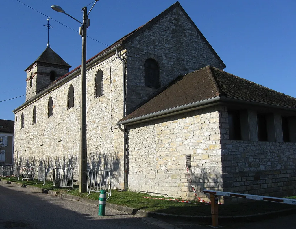 L'église Saints-Philippe-et-Jacques de Veneux-les-Sablons. (Seine-et-Marne, région Île-de-France).