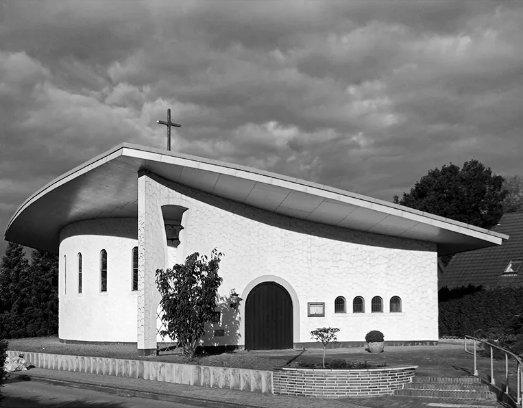 Neubau als Pfarrkirche für schlesische Flüchtlingsgemeinde durch den Architekten Ludger Sunder-Plassmann (1957)