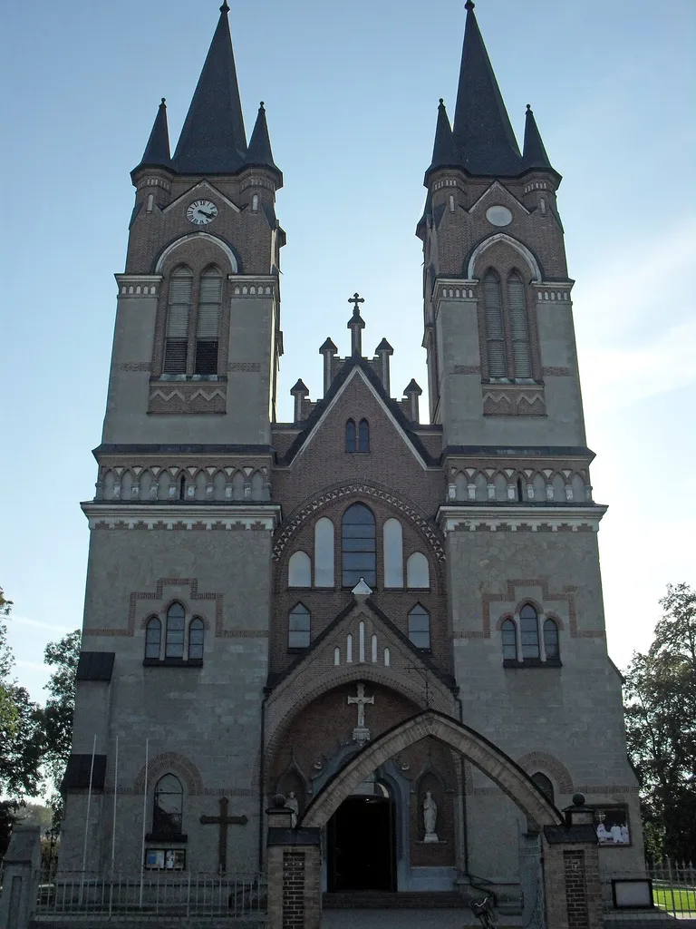 kościół par. p.w. śś. Piotra i Pawła. Zbudowany w 1914r. Zniszczony podczas I wojny światowej, został odbudowany w latach 1921-1928. Otfinów, Żabno