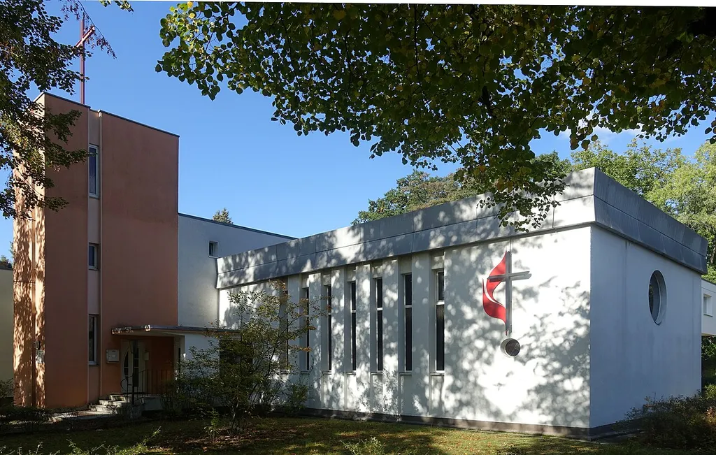 Straßenansicht der Lindenkirche