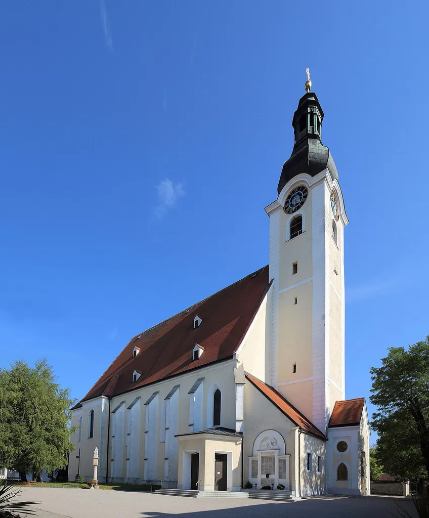 Nordwestansicht der katholischen Pfarrkirche hl. Petrus in der niederösterreichischen Marktgemeinde Purgstall.Eine spätgotische Hallenkirche mit einem im Kern gotischen vorgestellten Westturm sowie neuzeitlichen Anbauten und einem Chorbereich aus der Barockzeit. Das Kriegerdenkmal mit Relief Kreuztragender Christus aus dem Jahr 1923 stammt von Josef Schagerl senior.