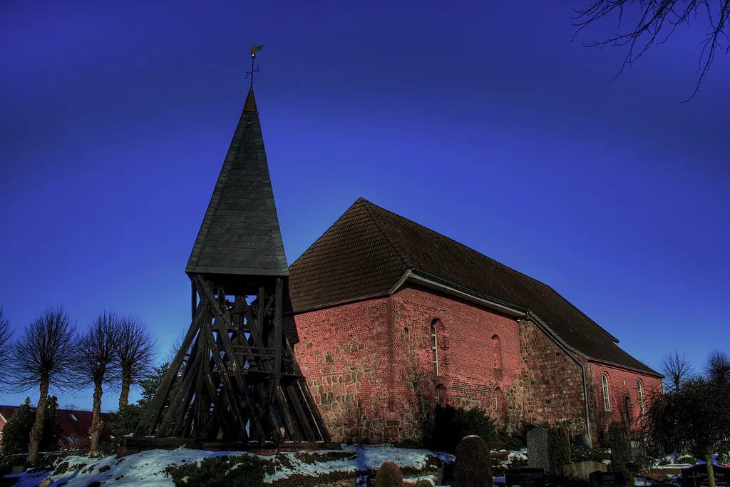 Die St.-Michaelis-Kirche in Hohenaspe im Kreis Steinburg in Schleswig-Holstein, Deutschland