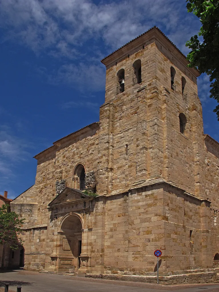 La iglesia románica de San Pedro y San Ildefonso de Zamora debió ser edificada en la primera mitad del siglo XII Este templo tiene el rango de iglesia arciprestal según bula concedida por el papa Julio II en 1506. El arcipreste es el título de un sacerdote encargado de administrar y dirigir un arciprestazgo de una diócesis, que engloba a varias parroquias. Este título es utilizado tanto en la Iglesia Ortodoxa como en la Iglesia Católica. El número de letras de Arciprestal es de 11, es una palabra larga Se pueden formar 11 "palabras" con las letras que aparecen en "Arciprestal": Al- Ar- Ciprés- Pre- Prest- Presta- Re- Res- Resta- Ta- Tal Se trata de adivinar el lugar de la fotografia...