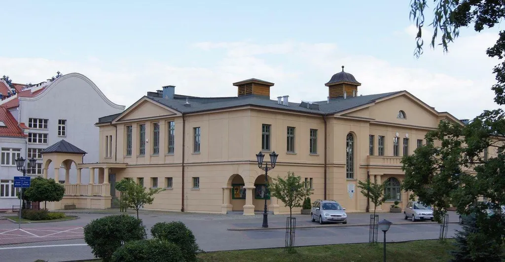 Kinoteatr Pasja. W latach powojennych było tutaj kino. Przed II wojną światową, w budynku tym obradowali rajcy miejscy