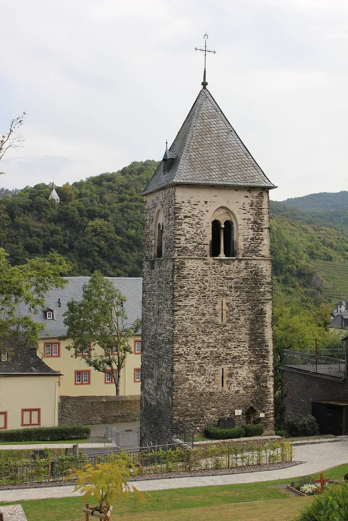 Kirchturm der ehemaligen Pfarrkirche St. Maria in Karden, erbaut im 13. Jahrhundert, 1303 ist erstmals ein eigener Priester erwähnt, Schiff und Chor waren laut Visitationsprotokoll von 1779 neu errichtet worden, abgebrochen wurden diese Teile jedoch, als die Stiftskirche Anfang des 19. Jahrhunderts Pfarrkirche wurde. In neuerer Zeit wurden in dem Turm eine Gedenkstätte für die Toten des Krieges und die Aussegnungshalle eingerichtet. An dem Turm liegt der Friedhof von Karden.