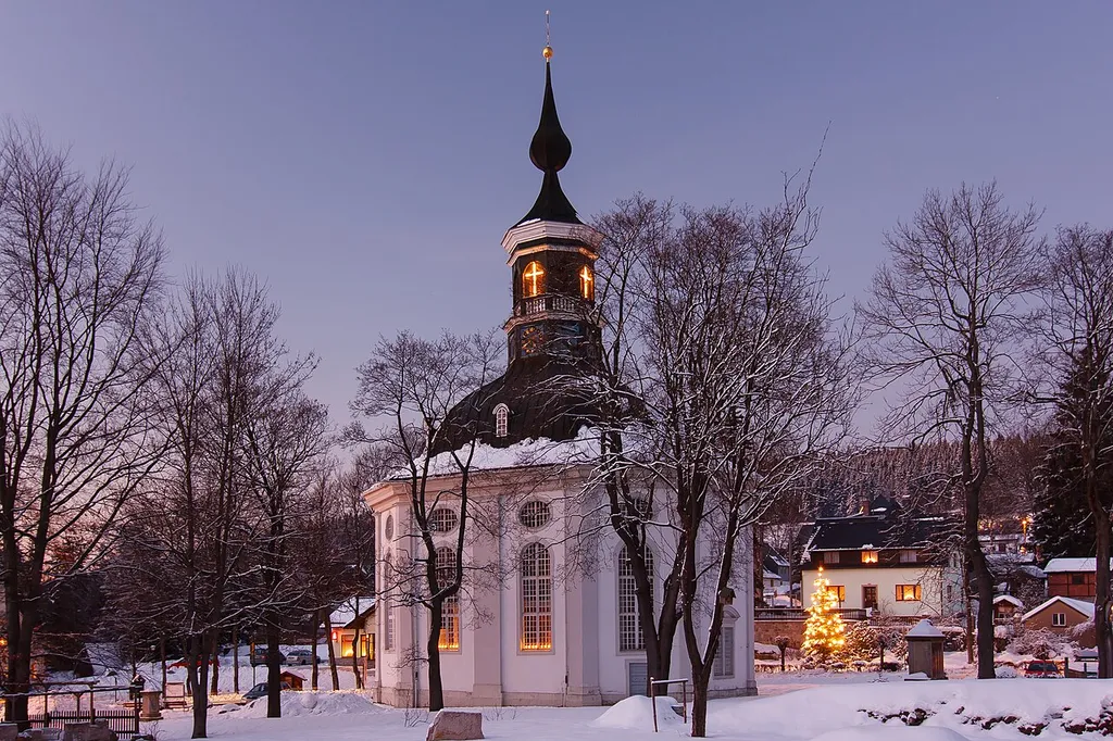 Kirche Carlsfeld mit Weihnachtsbeleuchtung zur blauen Stunde