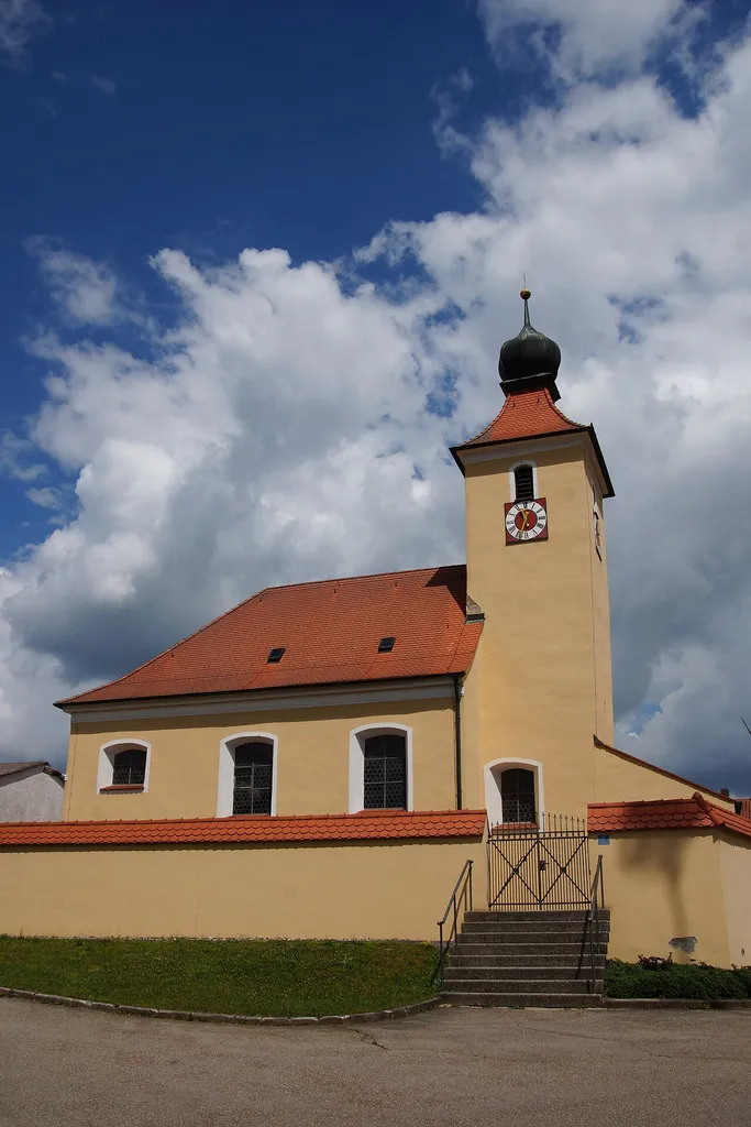 Die Katholische Filialkirche St. Georg im Denkendorfer Ortsteil Bitz.