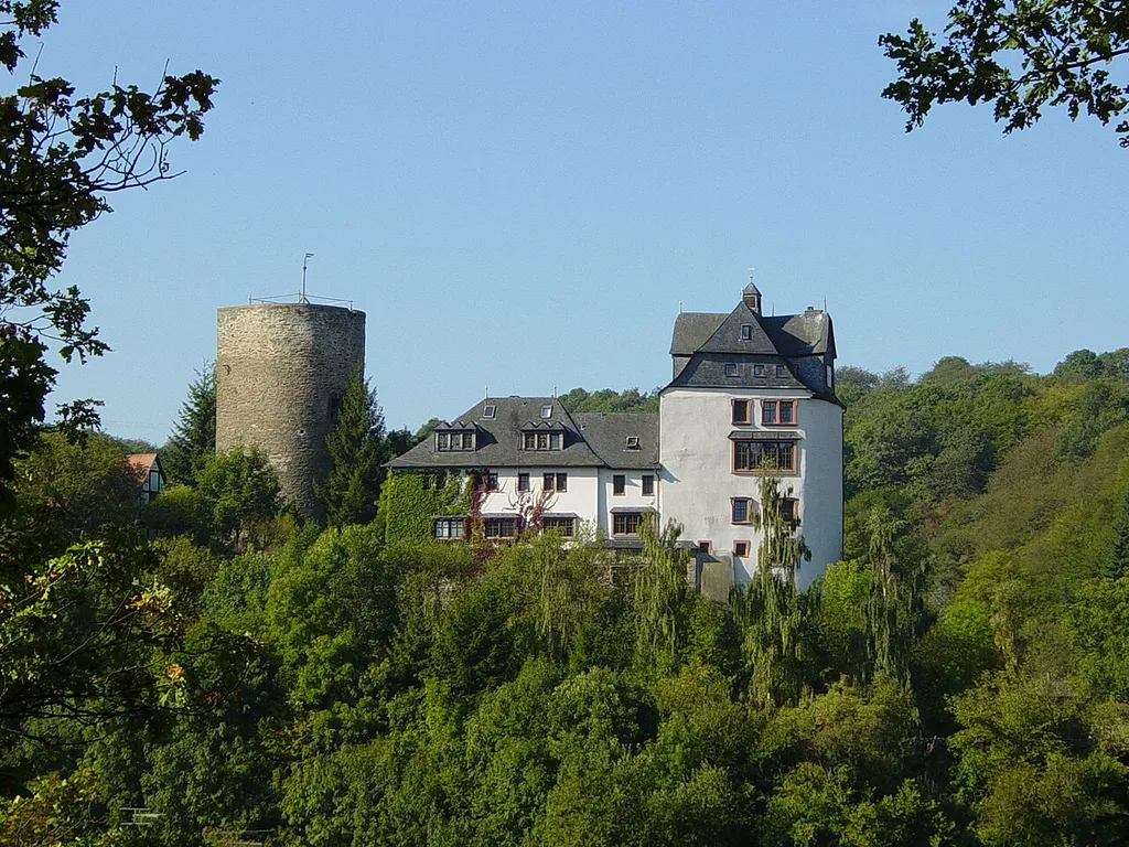 Burg in Cleeberg (1150, Privatbesitz), Ortsteil von Langgöns, fotografiert vom gegenüberliegenden Hügel Cleebaum