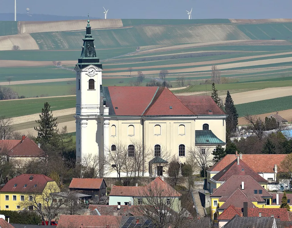 Südwestansicht der röm.-kath. Pfarrkirche hl. Laurentius in der niederösterreichischen Marktgemeinde Niederhollabrunn.