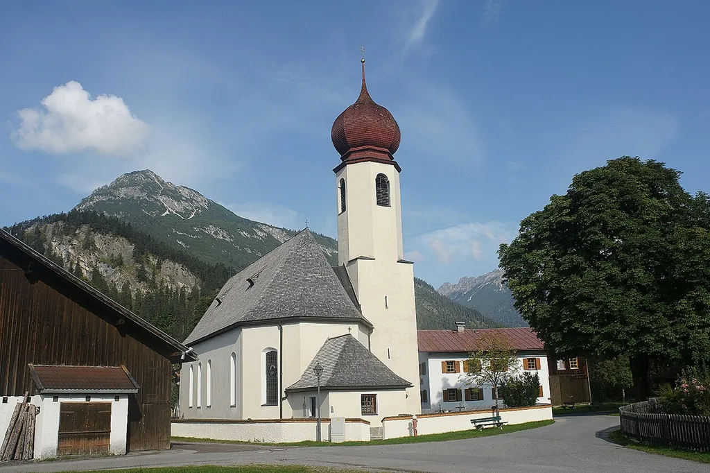 Expositurkirche hl. Michael, Friedhof m. Kriegerdenkmal