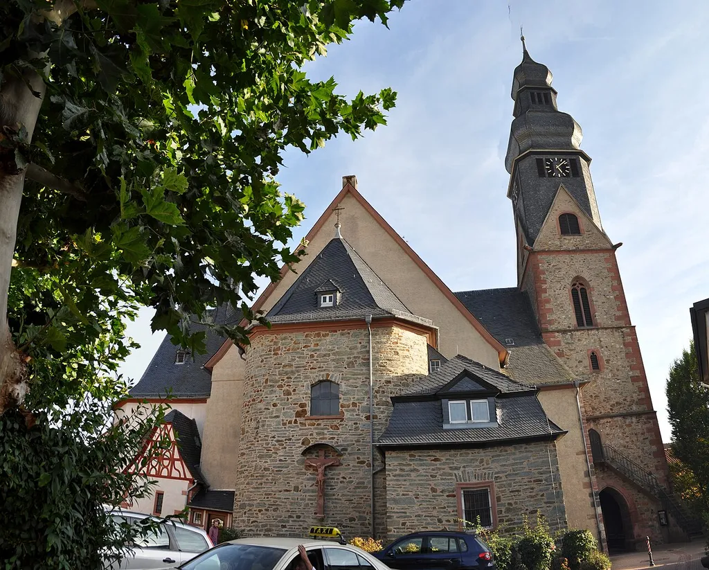 Peter und Paul Kirche in Hofheim am Taunus. Das Bild ist aus Einzelbildern zusammengesetzt.