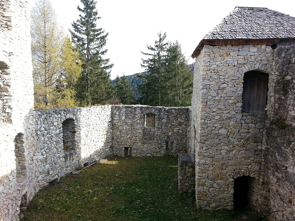 Der Innenhof der Burg Klingenstein vom Bergfried aus gesehen, Steiermark